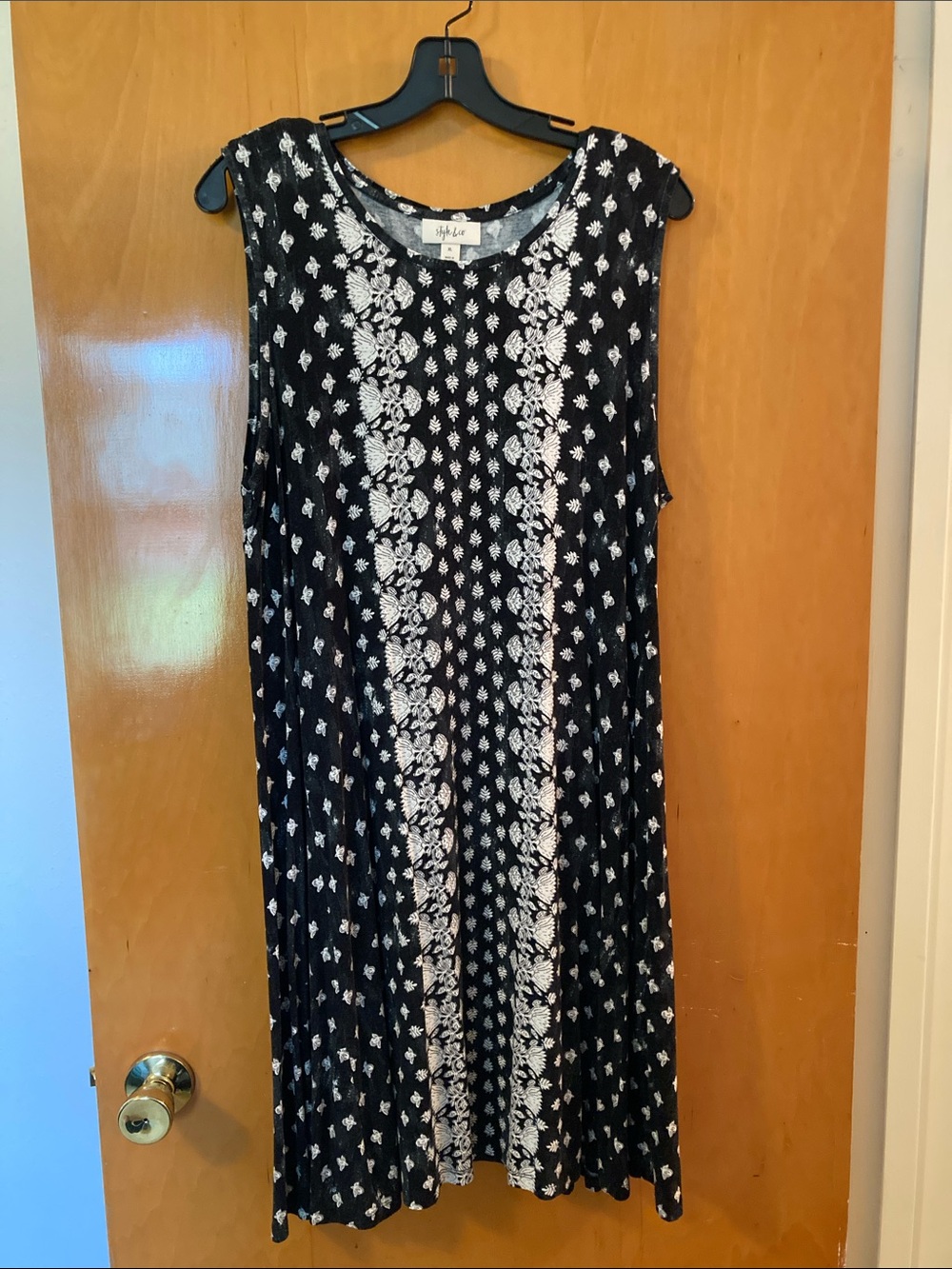 Sleeveless Black & White Printed Shift Dress